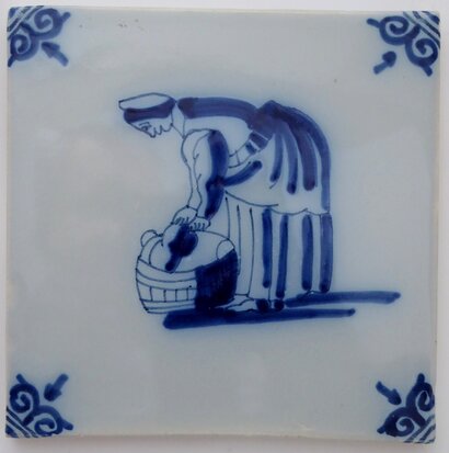 Makkum Tichelaar tile washerwoman